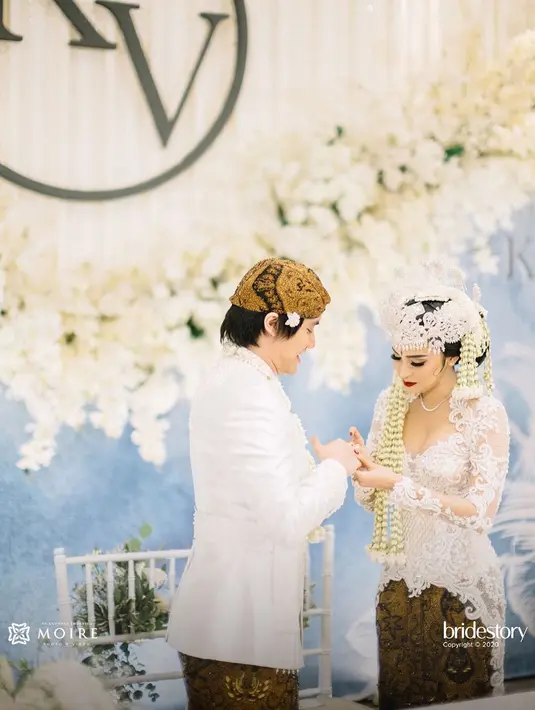 Setelah lima tahun berpacaran, akhirnya Kevin Aprilio resmi menikahi Vicy Melanie. Minggu (25/10/2020), Kevin dan Vicy menikah di salah satu hotel di kawasan Pondok Indah, Jakarta Selatan. Hanya berlangsung prosesi akad nikah yang dihadiri keluarga dan orang terdekat. (Instagram/thebridestory)