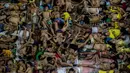 Narapidana tidur di lapangan basket terbuka di penjara Quezon City di Manila, Filipina, 19 Juli 2016. Sejak dibangun enam dekade lalu sudah terdapat 3.800 narapidana yang mendekam dibalik jeruji rutan yang diperuntukan bagi 800 orang itu. (Noel Celis/AFP)