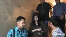 "Tadi waktu diperiksa berderet, paling kanan Agung (kuasa hukum Tenri), tengah Tenri, kiri Virgoun," kata Adrian Dwi Putra, kuasa hukum Tenri usai menjalani BAP di lansir dari Kapanlagi. [Foto: KapanLagi.com/Dadan Eka Permana]