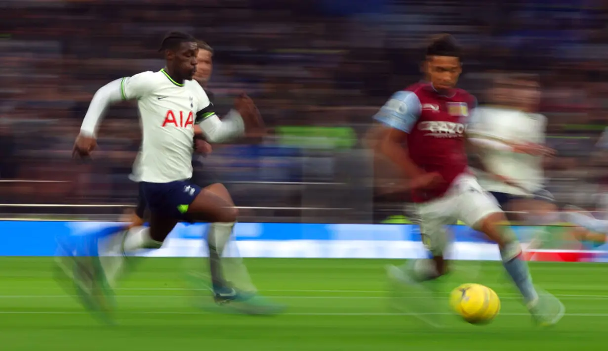 Pemain Tottenham Hotspur Yves Bissouma (kiri) berebut bola dengan pemain Aston Villa Bousbacar Kamara pada pertandingan sepak bola Liga Inggris di Stadion Tottenham Hotspur, London, 1 Januari 2023. Aston Villa mempermalukan Tottenham Hotspur dengan skor 2-0. (AP Photo/Ian Walton)