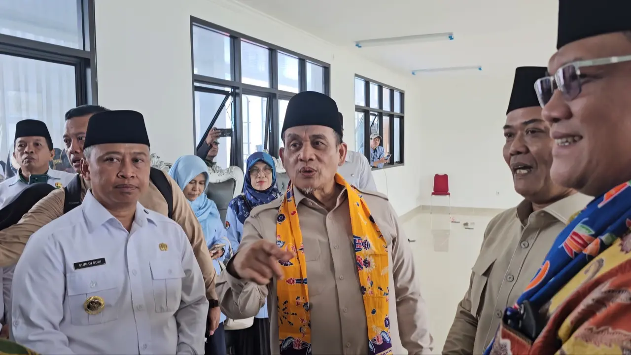 Wakil Menteri Agama, Muhammad Syafii melihat langsung salah satu ruangan Mts Negeri 3 Pancoran Mas, Depok. (Liputan6.com/Dicky Agung Prihanto)
