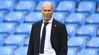 Zinedine Zidane saat ini sedang tidak menangani klub manapun setelah mengundurkan diri dari Real Madrid, akibat kurangnya kepercayaan dari manajemen. Padahal, Zidane sukses mempersembahkan 3 gelar Liga Champions secara berurutan dan 1 gelar Liga Spanyol untuk Los Blancos. (AFP/Pool/Peter Powell)