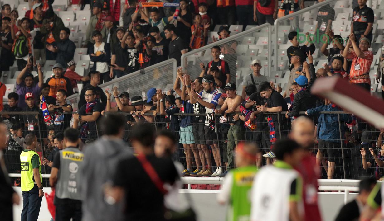 Boys of Straits berbaur dengan The Jakmania saat mendukung Johor Darul Ta’zim pada laga Piala AFC 2018 di Stadion Utama Gelora Bung Karno, Jakarta, Selasa (10/4/2018). Persija Jakarta menang 4-0 atas JDT. (Bola.com/Nick Hanoatubun)