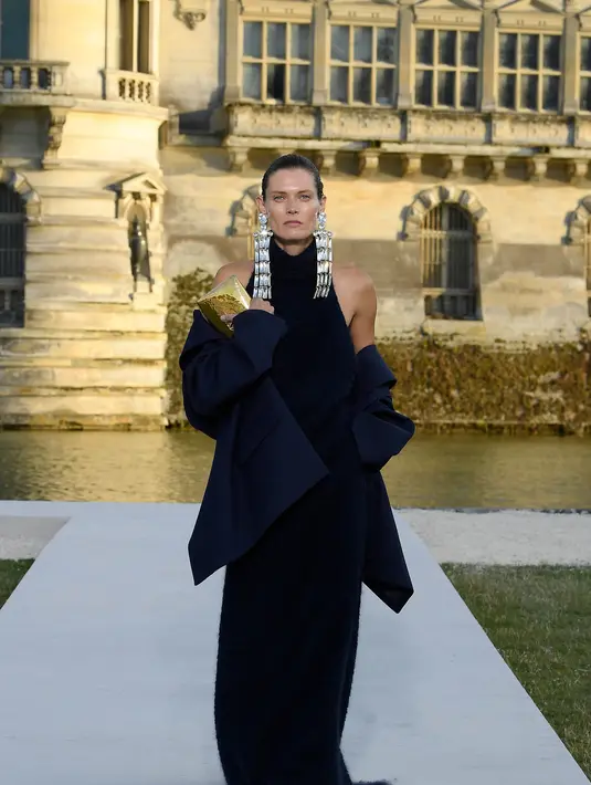 Château juga bisa berfungsi sebagai metafora untuk prasangka kolektif haute couture. Di dalam kompleksitas-kompleksitas arsitektur sebuah château, kompleksitas haute couture bisa dirasakan sebagai kesederhanaan murni yang kembali ditemukan. Foto: Document/Valentino.