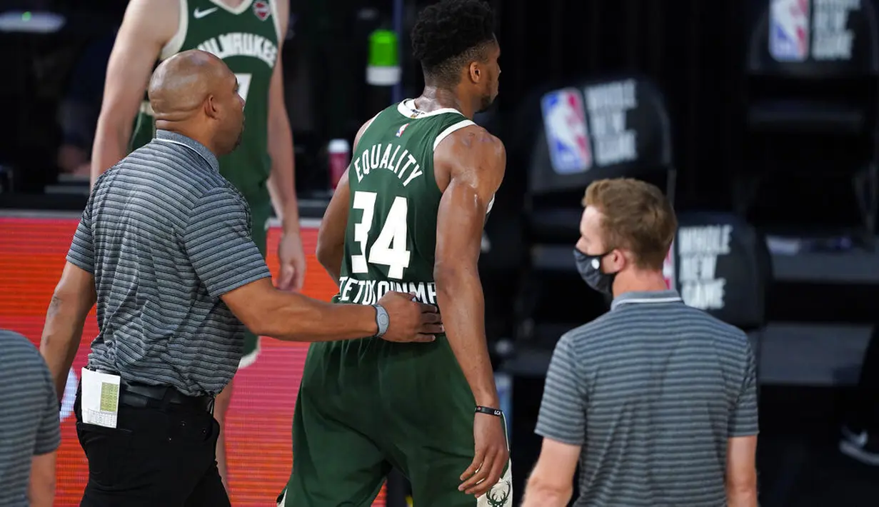 Pebasket Milwaukee Bucks, Giannis Antetokounmpo, meinggalkan lapangan usai menanduk pebasket Washington Wizards, Moritz Wagner, pada laga NBA, Selasa (11/8/2020). Bucks mengalahkan Wizards dengan skor 126-113. (AP Photo/Ashley Landis, Pool)