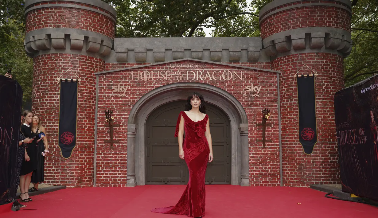 Olivia Cooke berpose di karpet merah saat tiba untuk menghadiri pemutaran perdana serial drama asli HBO "House of the Dragon" di Leicester Square Gardens, di London (15/8/2022). Olivia Cooke mulai berakting ketika dia berusia delapan tahun di Oldham Theatre Workshop, sebuah program drama. (Photo by Scott Garfitt/Invision/AP)