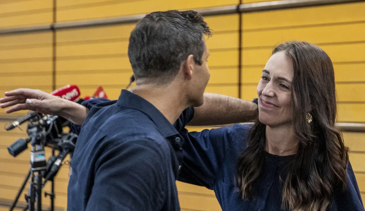<p>Perdana Menteri Selandia Baru Jacinda Ardern (kanan) memeluk tunangannya Clark Gayford setelah mengumumkan pengunduran dirinya pada konferensi pers di Napier, Selandia Baru, Kamis (19/1/2023). Alasan pribadi menjadi latar belakang pengunduran dirinya yang terkesan mendadak tersebut. (Mark MItchell/New Zealand Herald via AP)</p>