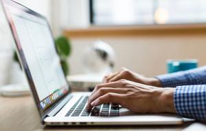 Ilustrasi Menggunakan Laptop Credit: pexels.com/Burst