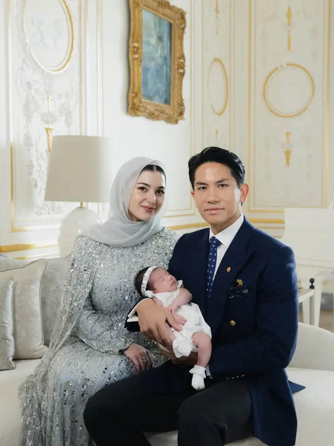 Potret Anggun Anisha Rosnah Sambut Lebaran Pertama Bersama Putri, Pakai Gaun Rancangan Desainer Andalan Kate Middleton