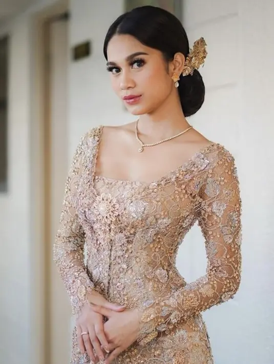 Azizah tampil cantik dengan kebaya rancangan desainer Asky Febrianti.  [Foto: instagram/ Azizah Salsha]