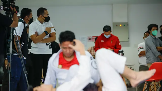 Deputi I Tim CdM Teuku Arlan Perkasa Lukman bersama Deputi II Tim CdM Zaenal Asikin saat meninjau pemusatan latihan nasional jujitsu menuju SEA Games 2021 Vietnam di L’Avenue, Jakarta, Selasa (5/4/2022).