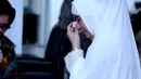 Tangis Risty Tagor pun tak bisa dibendung ketika ayat-ayat suci dikumandangkan (Wimbarsana/Bintang.com)