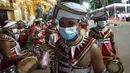 Penabuh genderang tradisional mengenakan masker untuk melindungi diri dari COVID-19 saat menunggu untuk tampil pada Festival Navam Perahera di Kolombo, Sri Lanka, 15 Februari 2022. Biksu, penari, pemusik, dan lainnya berpartisipasi dalam perayaan di Kuil Gangaramaya. (AP Photo/Eranga Jayawardena)