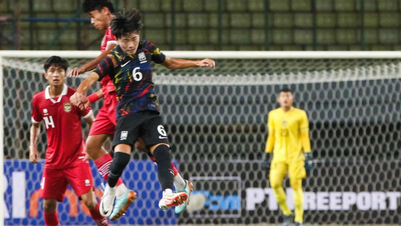 Dalam laga itu, Korea Selatan selaku tamu tampil agresif. <br><br>Sejak menit pertama pernampilan mereka menguasai bola dan sempat membuat timnas Indonesia U-17 keteteran.<br>