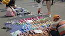 Pedagang kaki lima (PKL) berjualan di jalan saat car free day (CFD) di kawasan Bundaran HI, Jakarta, Minggu (6/10/2019). Banyaknya PKL nakal yang berjualan tidak pada tempatnya menyebabkan olahraga warga terganggu. (Liputan6.com/Faizal Fanani)