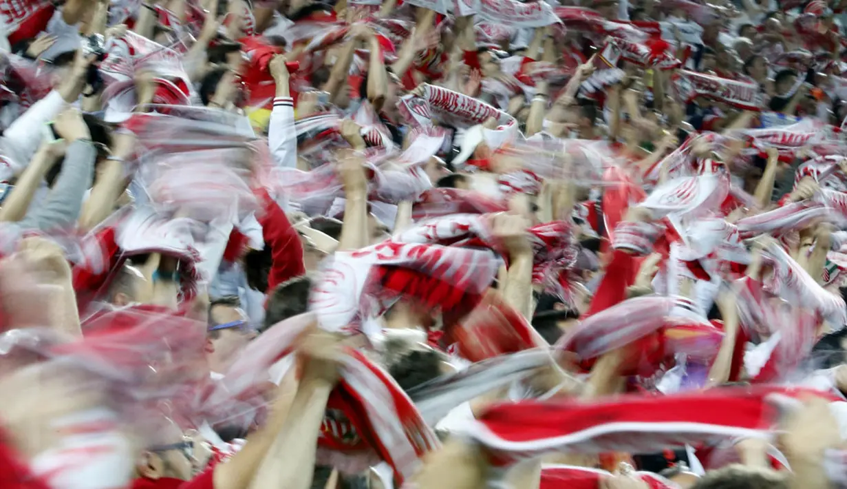 Di tribun penonton, ribuan suporter Sevilla larut dalam selebrasi kemenangan tim berjuluk "Los Rojiblancos" menjadi kampiun Liga Europa 2014, Turin, (15/4/2014). (REUTERS/Stefano Rellandini)