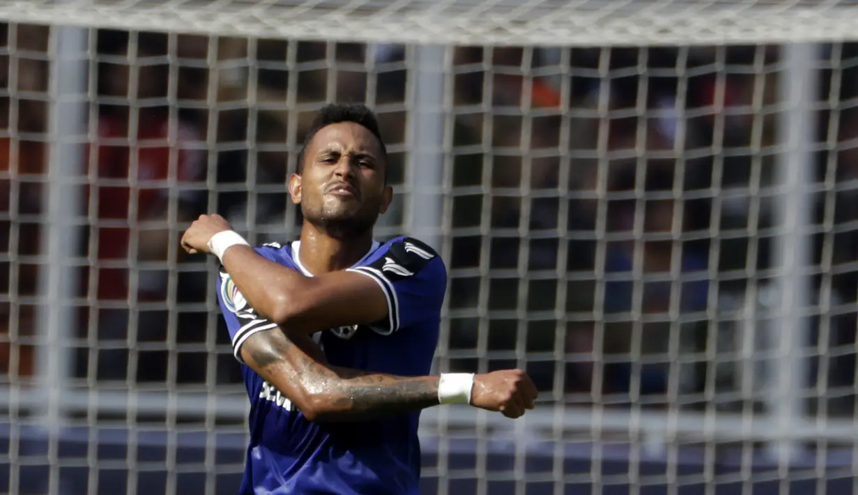 Striker Becamex Binh Duong, Wander Luiz, tampak kecewa usai gagal membobol gawang Persija Jakarta pada laga Piala AFC di SUGBK, Jakarta, Selasa (26/2). Kedua klub bermain imbang 0-0. (Bola.com/M. Iqbal Ichsan)