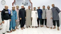 Abduh Lestaluhu ketika mengunjungi pesantren Tahfidz, Ambon, Maluku. (Bola.com/Permana Kusumadijaya)