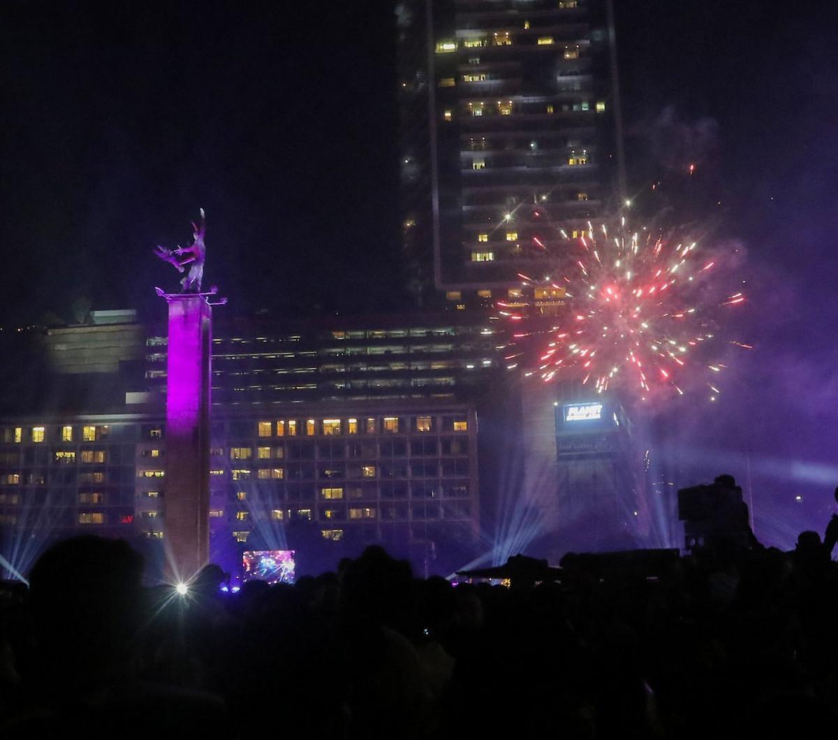 Atraksi formasi drone dan 'video mapping' mewarnai malam pergantian tahun di kawasan Bundaran Hotel indonesia (HI), Jakarta, Senin (1/1/2024).