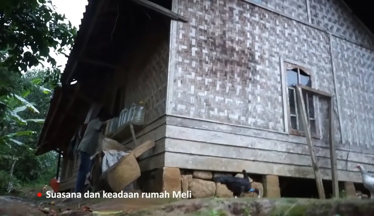 Berikut potret rumah Melly Lee di besarkan. Rumah sederhana model panggung dengan dinding anyaman bambu. Sebagai pondasi tersusun batu-batu untuk menyangga bangunan rumah. [Youtube/Melly Lee]