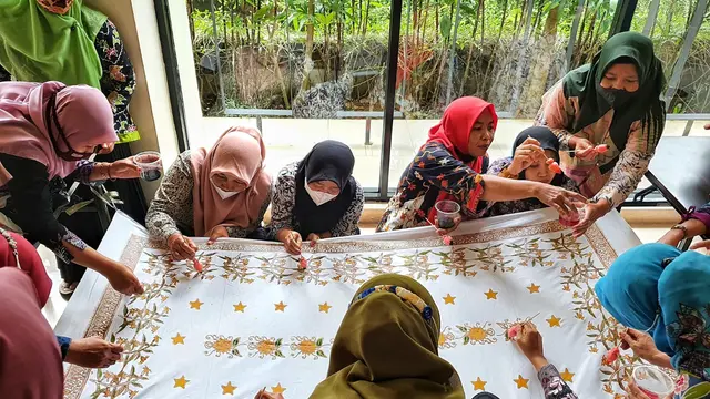 Pelaku UMKM mengikuti pelatihan membatik dari Pertamina EP Sukowati. (Liputan6.com/Ahmad Adirin)