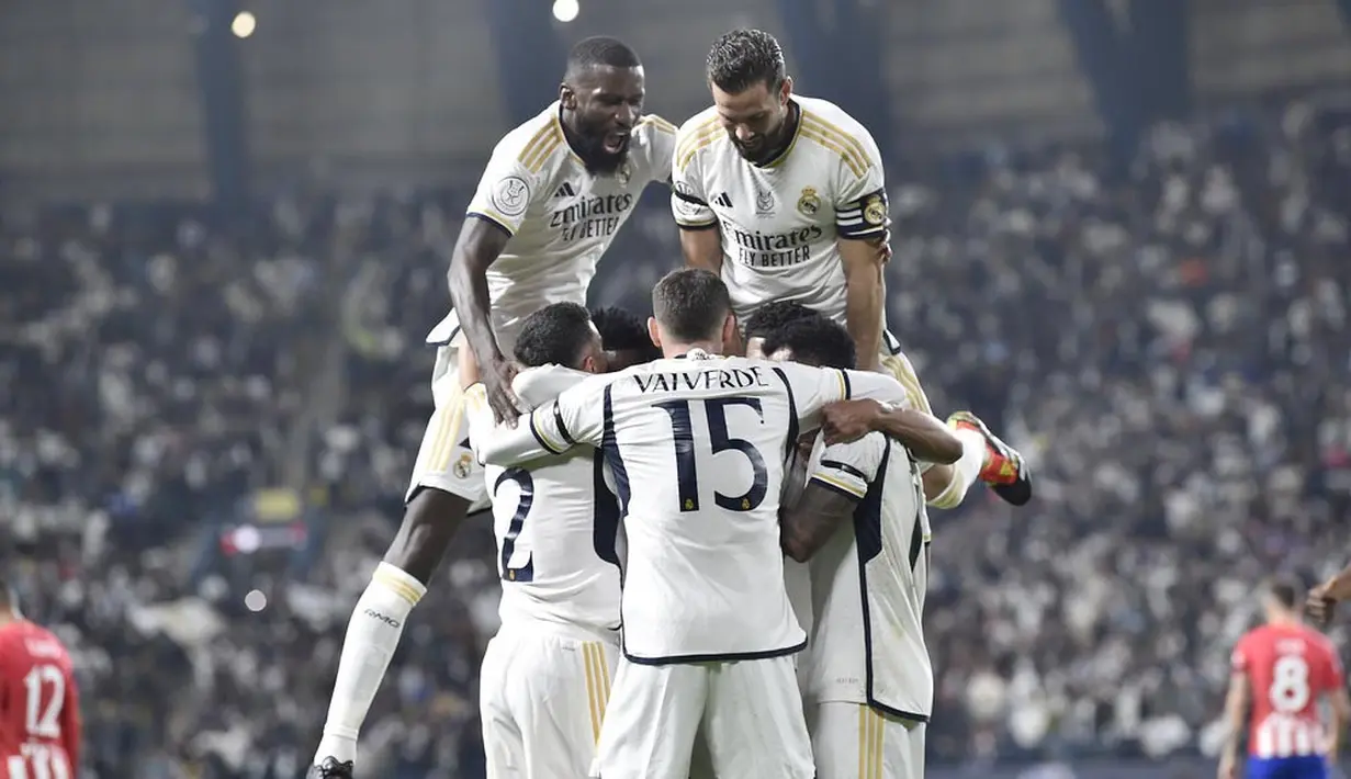 Pemain Real Madrid merayakan gol ke gawang Atletico Madrid pada laga semifinal Supercopa de Espana 2023/2024 yang digelar di Al-Awwal Park, Riyadh, Kamis (11/1/2024). Lima gol Real Madrid masing-masing dicetak Antonio Rudiger dan Ferland Mendy di babak pertama, Dani Carvajal di babak kedua, serta bunuh diri Stefan Savic dan aksi Brahim Diaz di masa extra time. (AP Photo)
