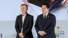 Pelatih anyar Timnas Indonesia, John Herdman, bersama Ketua Umum PSSI, Erick Thohir. (Bola.com/Bagaskara Lazuardi)