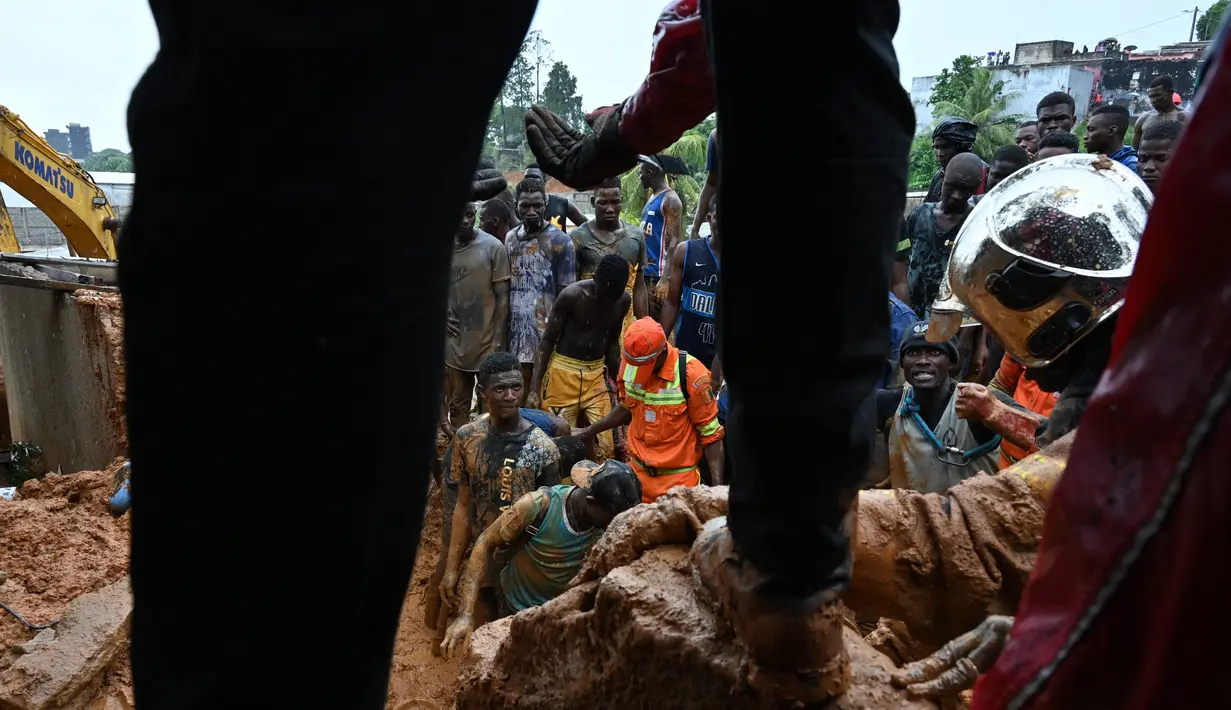 Tim penyelamat mencari korban setelah rumah runtuh setelah rumah runtuh setelah hujan lebat di distrik Attecoube di Abidja, Pantai Gading (16/6/2022). Empat orang dewasa dan dua anak-anak tewas, dan dua orang dirawat di rumah sakit karena luka-luka, kata petugas pemadam kebakaran. (AFP/Issouf Sanogo)