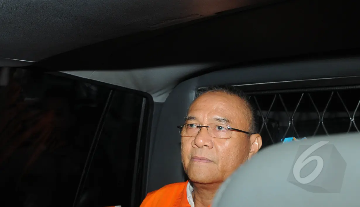 Tersangka kasus dugaan korupsi pembangunan Wisma Atlet SEA Games Palembang, Rizal Abdullah seusai menjalani pemeriksaan di Gedung KPK, Jakarta, Kamis (19/3/2015). (Liputan6.com/Herman Zakharia)