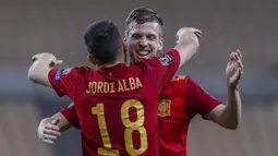 Striker Spanyol, Dani Olmo (belakang) merayakan gol yang dicetaknya ke gawang Kosovo bersama Jordi Alba dalam laga lanjutan Kualifikasi Piala Dunia 2022 Zona Eropa Grup B di La Cartuja Stadium, Sevilla, Rabu (31/3/2021). Spanyol menang 3-1 atas Kosovo. (AP/Miguel Angel Morenatti)