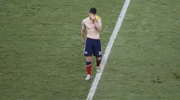 James Rodriguez tidak bisa menyembunyikan kekecewaan dirinya setelah gagal membawa negaranya melangkah lebih jauh di Brasil, Jumat (4/7/14). (REUTERS/Leonhard Foeger)