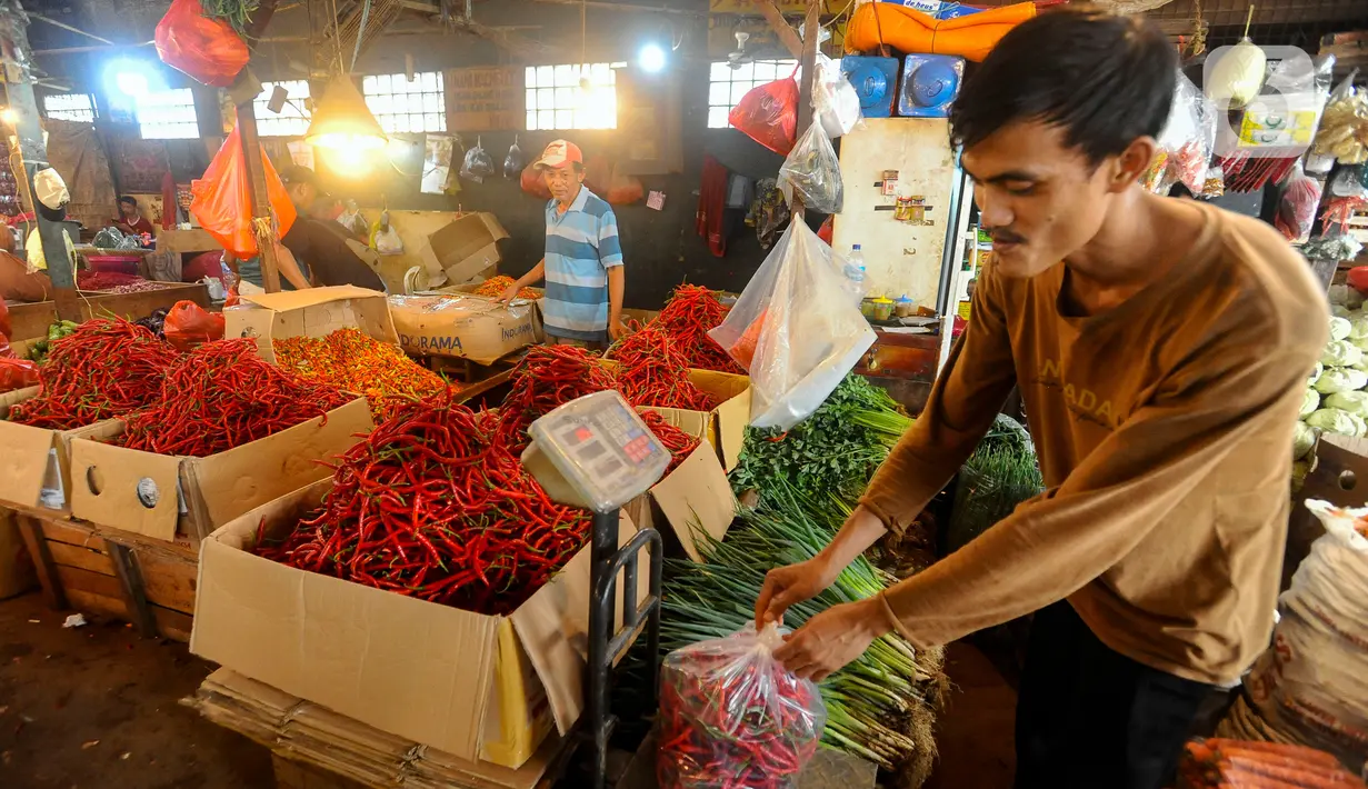 Adapun mengutip dari Pusat Informasi Harga Pangan Strategis (PIHP), Kamis (30/11/2023), harga cabai rawit merah secara nasional tembus Rp 92.300 per kilogram. (merdeka.com/Arie Basuki)