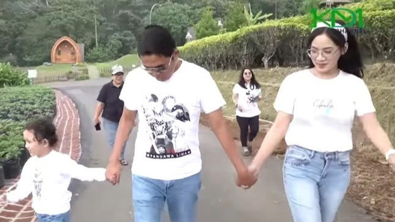 Dalam video, anak ketiga Dedi yang diketahui bernama Hyang Sukma Ayu itu tampak sangat akrab dengan seorang wanita.