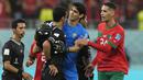 Rasa tidak puas sempat ditunjukkan oleh dua pemain Maroko, Yassine Bounou dan Badr Benoun terhadap wasit yang memimpin pertandingan, Abdulrahman Al Jassim di akhir laga. Beberapa keputusannya dianggap merugikan Timnas Maroko. (AP Photo/Frank Augstein)