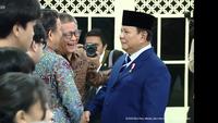 Rocky Gerung tertawa terbahak saat bersalaman dengan Presiden Prabowo Subianto. (Biro Pers Istana)