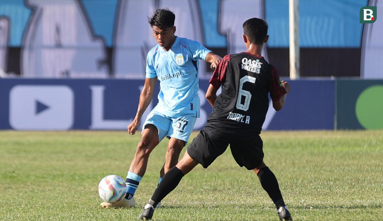 Pemain Persela Lamongan, Rafiud Drajat (kiri), berusaha menendang bola ke gawang Persijap Jepara dalam pertandingan Pegadaian Liga 2 2023/2024 yang berlangsung di Stadion Surajaya, Lamongan, Minggu (10/9/2023) sore WIB. (Bola.com/Abdul Aziz)