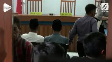 Sidang dua pelaku pengeroyokan Haringga Sirila mulai disidangkan. Dua pelaku yang masih di bawah umur disidangkan terpisah dari tersangka lain.