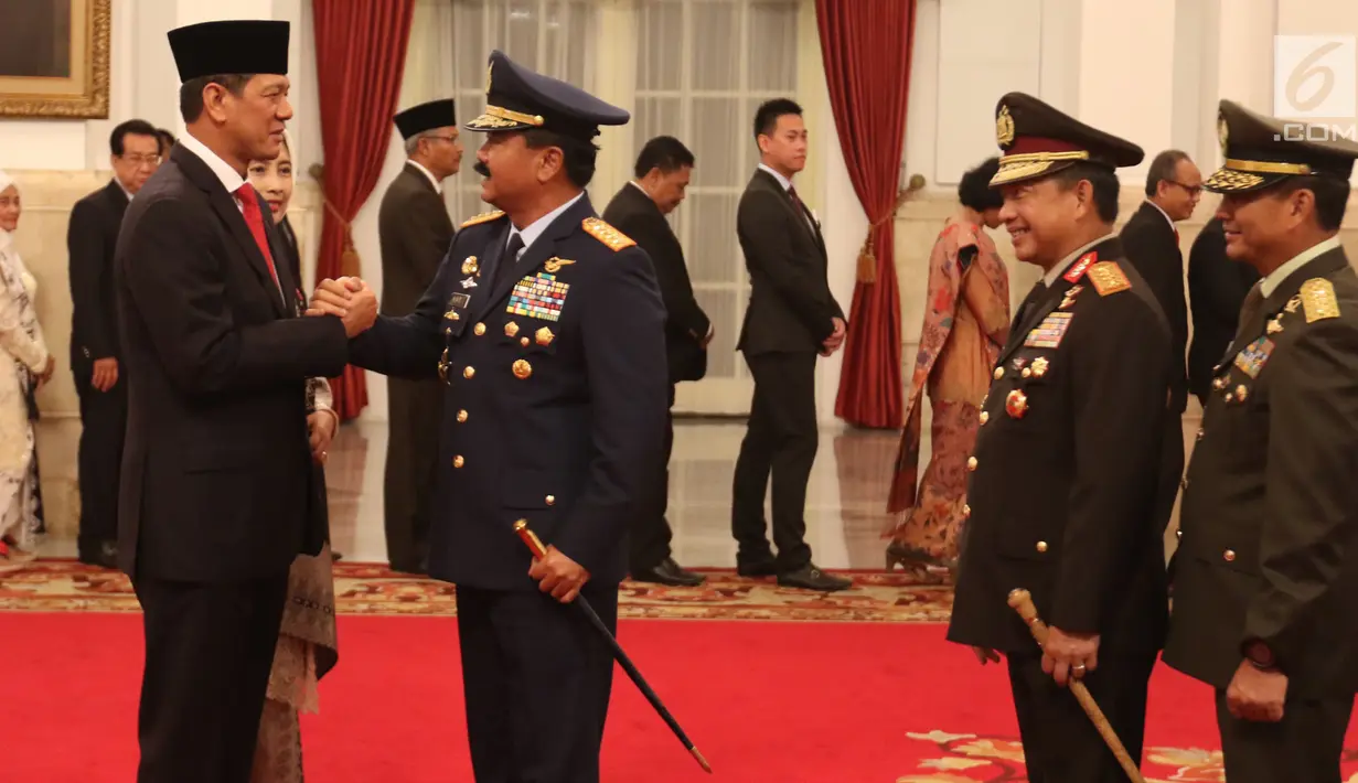 Panglima TNI Marsekal Hadi Tjahjanto mengucapkan selamat kepada Kepala Badan Nasional Penanggulangan Bencana (BNPB) yang baru, Letjen Doni Monardo seusai pelantikan dan sumpah jabatan di Istana Negara, Rabu (9/1). (Liputan6.com/Angga Yuniar)