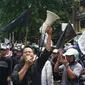 RIbuan orang menggelar aksi demo di depan kantor PCNU Solo terkait aksi pembakaran bendera tauhid yang dilakukan oknum Banser di Garut,Selasa (23/10).(Liputan6.com/Fajar Abrori)
