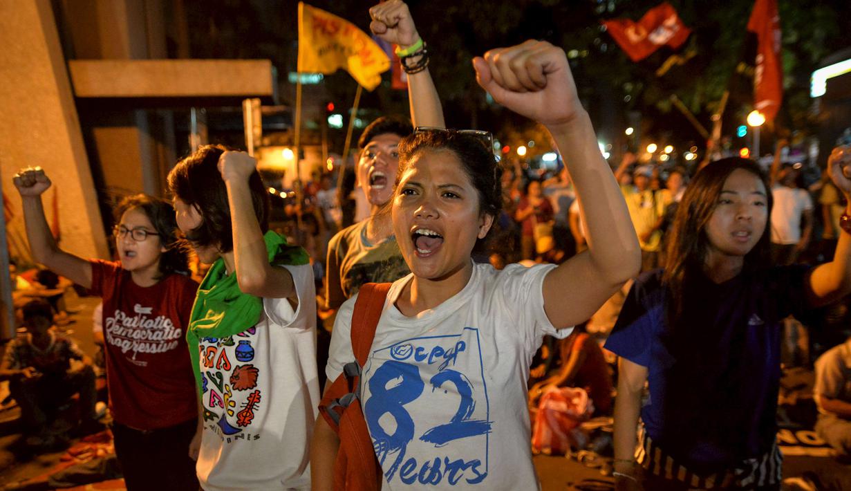Aktivis meluapkan kegembiraannya setelah mendengar pemerintah Indonesia menunda pelaksanaan eksekusi hukuman mati terhadap Mary Jane, di depan Kedutaan Indonesia di Filipina, Rabu (29/4/2015). (REUTERS/Ezra Acayan)