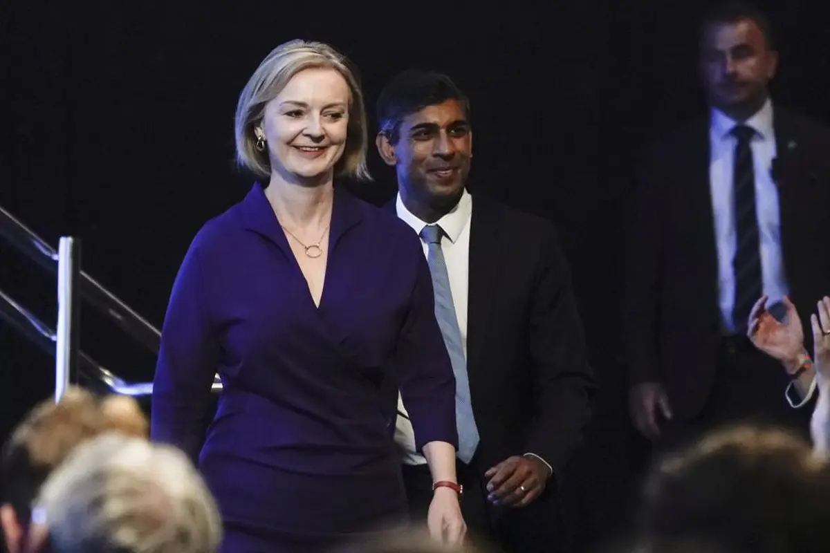 PM Inggris yang baru, Liz Truss berbicara setelah memenangkan kontes kepemimpinan Partai Konservatif di Queen Elizabeth II Center di London, Senin, 5 September 2022. (AP/Frank Augstein)