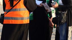 Beberapa suporter wanita Arab Saudi dari tim Al-Ahli siap memasuki stadion King Abdullah Sports City, Jeddah, (12/1/2018). Arab Saudi untuk pertama kalinya mengizinkan wanita menonton di stadion. (AFP/STRINGER)
