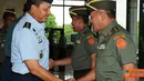 Citizen6, Cilangkap: Acara Sertijab diakhiri
dengan penyerahan kenang-kenangan berupa Plakat dan Patung Jenderal Sudirman dari Panglima TNI kepada Mayjen TNI Langgeng Sulistiyono. (Pengirim: Badarudin Bakri)