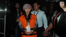 Bupati Kepulauan Talaud, Sri Wahyumi Maria Manalip dengan rompi tahanan meninggalkan gedung KPK seusai menjalani pemeriksaan di Jakarta, Rabu (1/5/2019). Sri Wahyumi resmi ditahan KPK sebagai tersangka kasus suap proyek revitalisasi pasar di Kabupaten Kepulauan Talaud. (merdeka.com/Dwi Narwoko)
