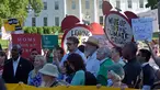 Demonstran berkumpul di dekat Gedung Putih di Washington, AS, Kamis (1/6). Demonstran memprotes keputusan Donald Trump yang menarik AS dari perjanjian Paris tentang perubahan iklim yang disepakati pada 2015. (AP/ Susan Walsh)