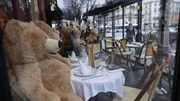 Boneka-boneka beruang raksasa terlihat di kafe Les Deux Magots yang ditutup di Paris, Prancis, pada 16 Desember 2020. Otoritas kesehatan Prancis pada Rabu (16/12) melaporkan 17.615 kasus infeksi COVID-19 tambahan dalam 24 jam terakhir, penambahan harian terbesar sejak 21 November. (Xinhua/Gao Jing)