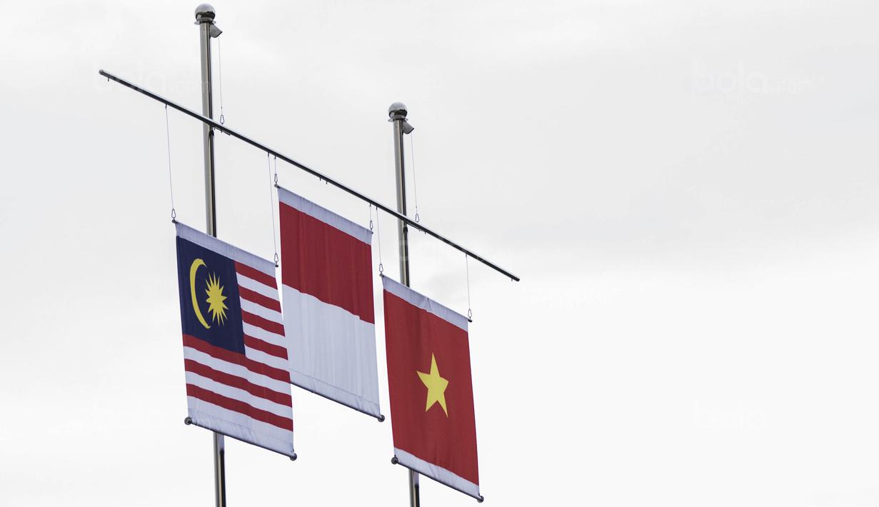 Bendera Indonesia berkibar saat Sri Ranti, meraih medali pada SEA Games cabang panahan nomor compound di National Sports Council, Kuala Lumpur, Rabu (16/8/2017). Dirinya meraih emas pertama untuk Indonesia. (Bola.com/Vitalis Yogi Trisna)