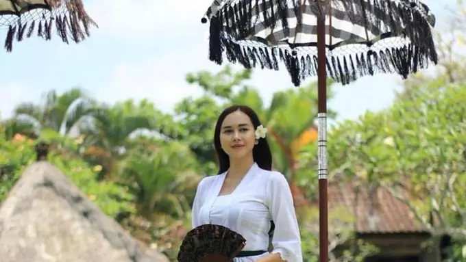 12 Gaya Artis Berbalut Kebaya Bali, Anggun dan Menawan
