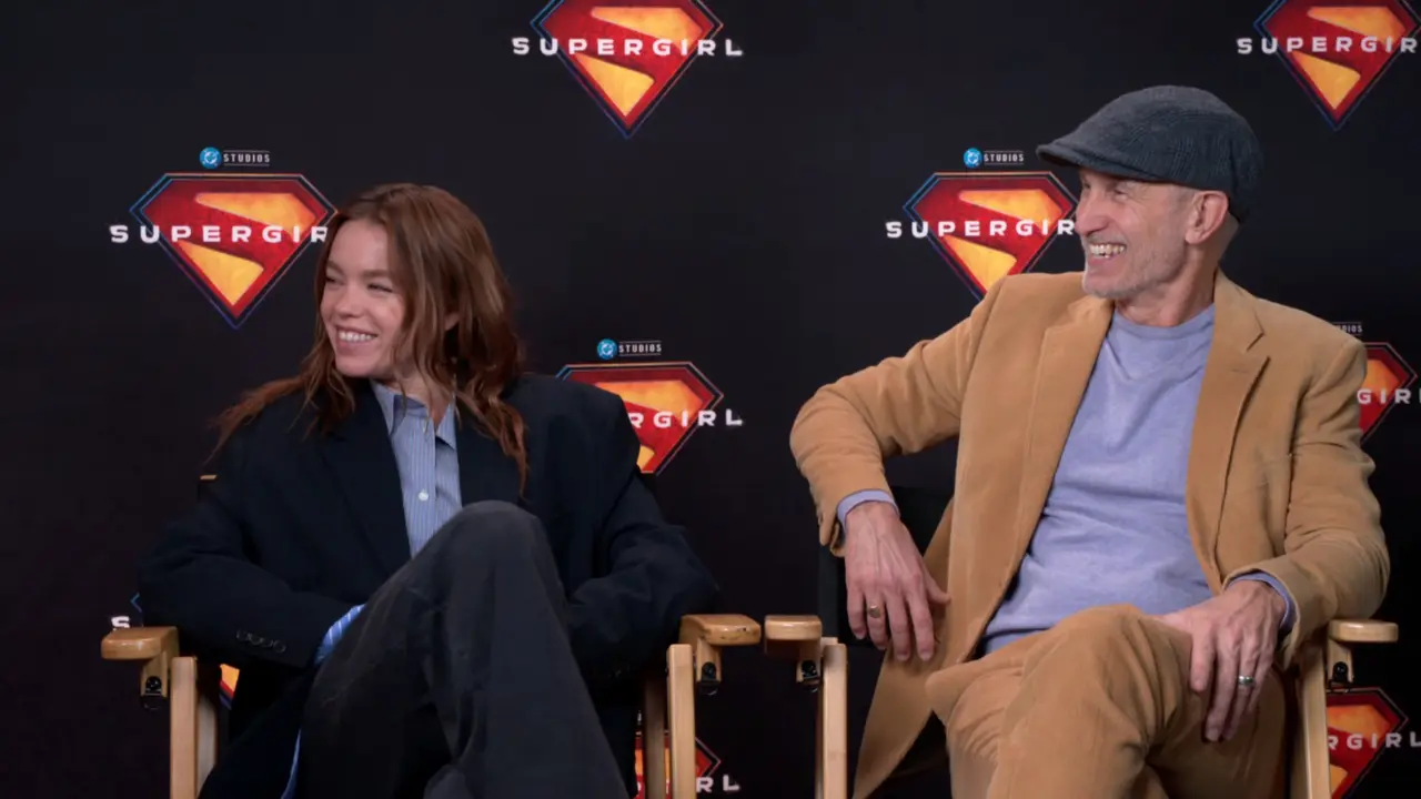 Milly Alcock dan sutradara Craig Gillespie dalam konferensi pers Supergirl. (dok. Warner Bros Pictures)