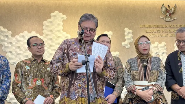 Menteri Koordinator Bidang Perekonomian Airlangga Hartarto saat ditemui di Kantor Kemenko Perekonomian, Jakarta Pusat, Jumat (5/12/2025). (Foto: Liputan6.com/Tira Santia)